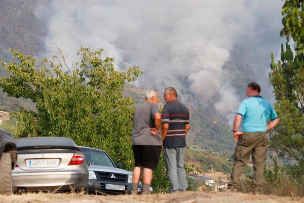 Bomberos de Lugo se desplazan a Quiroga para ayudar a contener los focos más virulentos de los incendios