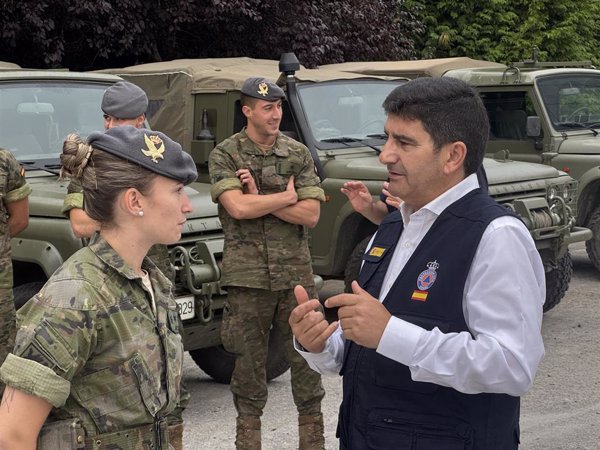 Delegado del Gobierno supervisa en A Pobra de Trives el refuerzo del Ejército que trabaja en incendios de Galicia