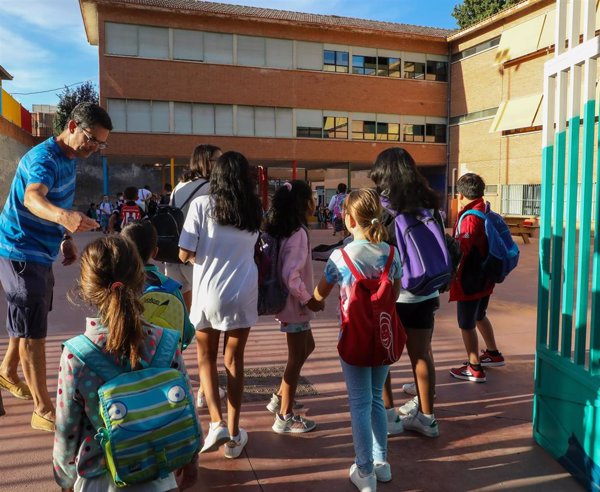 Adelantar las compras a agosto o adquirir libros de segunda mano, consejos de OCU ante la 'vuelta al cole'