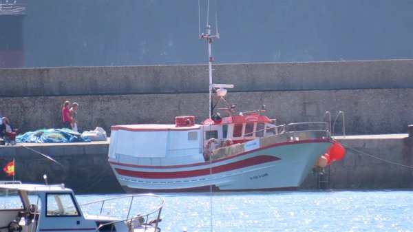 Rescatados los cuatro tripulantes de un pesquero hundido a la entrada de la ría de Cedeira (Galicia)