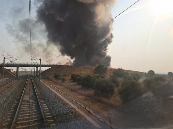 Suspendida la circulación de trenes entre Madrid y Andalucía por un incendio de una fábrica en Toledo