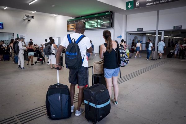 El servicio de alta velocidad entre Madrid y Galicia seguirá suspendido mañana, al menos hasta mediodía