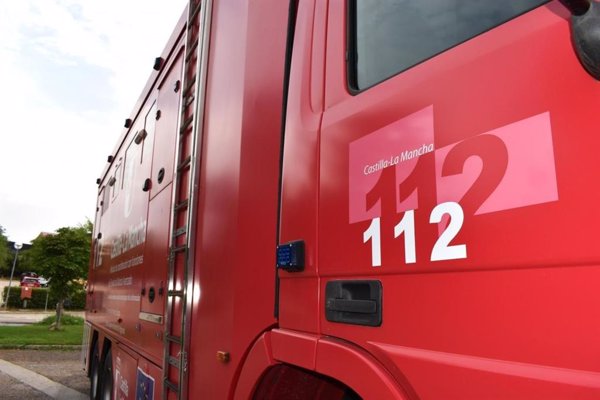 Los bomberos acotan el fuego que ya ha arrasado tres naves de reciclaje de plástico en Yeles (Toledo)