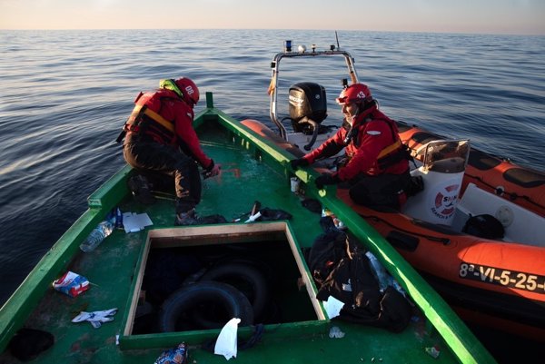 El Aita Mari rescata en el Mediterráneo a 13 personas, entre ellas cinco niños, procedentes de Túnez y Marruecos