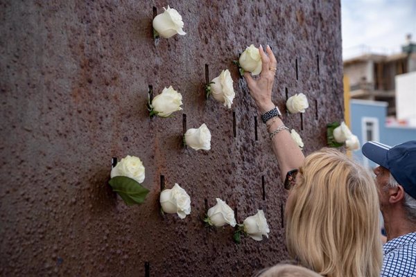 Gran Canaria recuerda con ofrendas florales a la víctimas del accidente de Spanair por su 17 aniversario