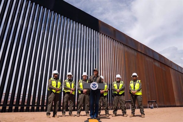 EEUU pinta de negro la valla fronteriza con México para elevar la temperatura e impedir el paso de migrantes