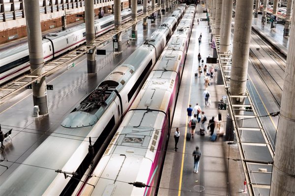 Renfe confirma que los trenes en la línea Madrid-Galicia circularán este jueves con 