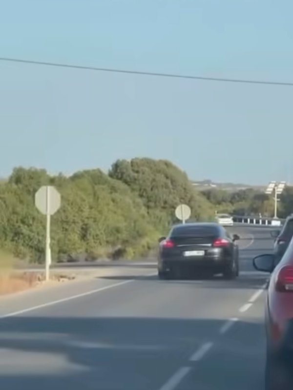 Investigado un conductor tras publicarse en redes vídeos conduciendo en zigzag y adelantando en línea continua