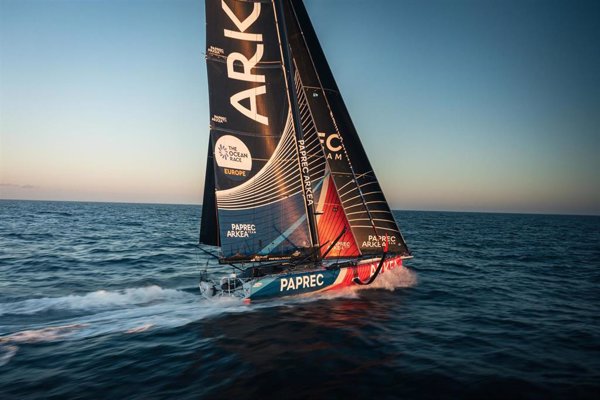 El 'Paprec Arkéa' adelanta al 'Biotherm' durante su paso por la costa portuguesa en The Ocean Race Europe