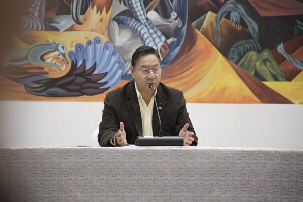 Arce convoca a los vencedores de la primera vuelta en Bolivia para informarles de la situación del país