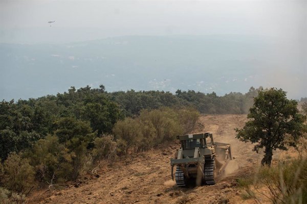 El incendio de Porto sigue con llama cerca del límite entre Zamora y León y preocupa en el Cañón del Tera