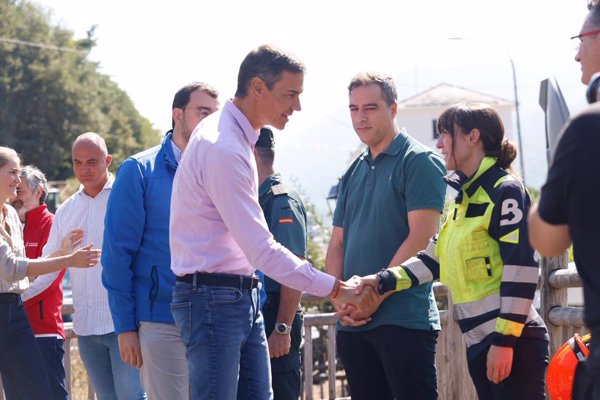 Sánchez felicita por su tarea a la directora de Protección Civil, 