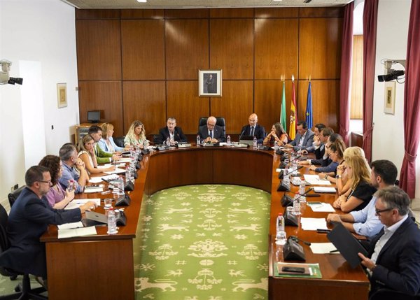 El Parlamento andaluz rechaza con votos del PP-A convocar un Pleno en agosto sobre incendios forestales y la Mezquita