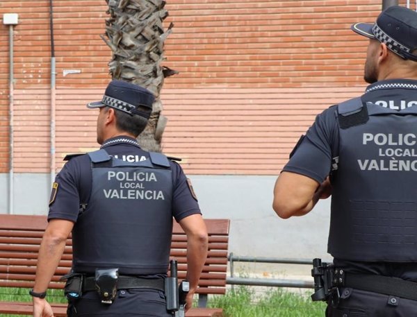 Dos detenidos al ser sorprendidos escalando una reja para robar en un piso con sus moradores dentro