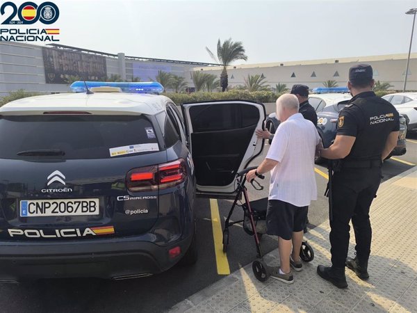 Detenido un hombre de 70 años que iba con andador por robar a una turista en el aeropuerto de Palma