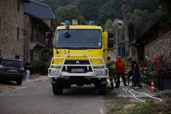 Autorizan el realojo de los vecinos de Ribadelago Nuevo y Viejo y Moncabril tras el incendio de Porto (Zamora)
