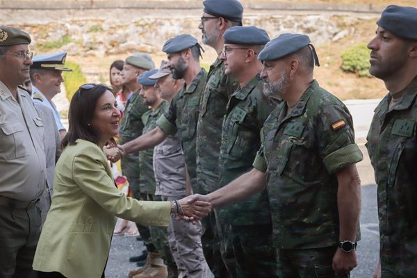 Robles afirma que UME y Ejército de Tierra seguirán desplegados en Galicia el tiempo que 