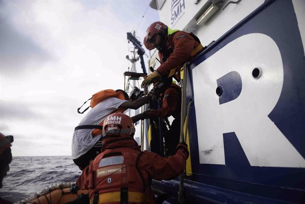 El Aita Mari desembarca en Bari a los 13 migrantes, entre ellos 5 niños, rescatados en el Mediterráneo Central