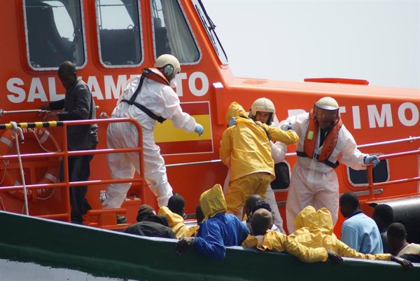 Siete menores migrantes solicitantes de asilo viajan este domingo a la Península en el cuarto traslado desde Canarias