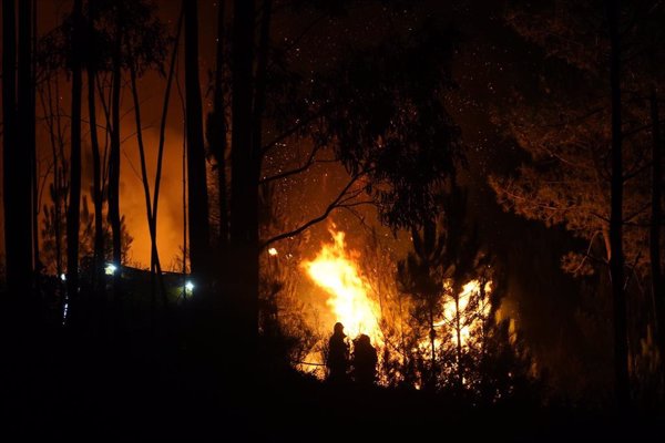 Extinguido el fuego de Oia y estabilizado el de Carballedo, mientras el de Casaio alcanza las 4.000 hectáreas