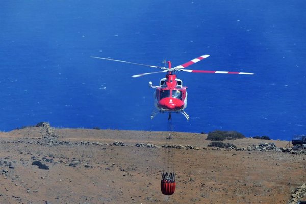 Cuatro medios aéreos trabajan este domingo en la extinción del incendio en El Hierro, que sigue
