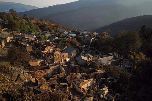 Los grandes fuegos de Chandrexa y Trevinca siguen activos, mientras la situación en el resto de Galicia mejora