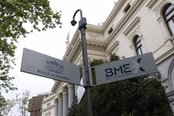 El Ibex 35 cae casi un 0,4% en la apertura pero logra sostener los 15.300 puntos