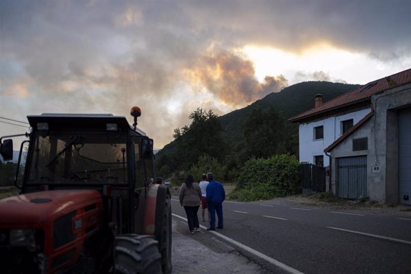 Diez carreteras cortadas por los incendios en León, Zamora y Cáceres