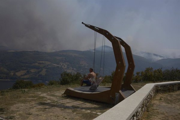 Galicia mantiene tres fuegos activos, todos en Ourense: el de Avión ya calcina 70 hectáreas