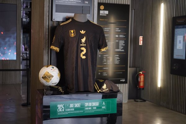 La camiseta del mexicano Jorge Sánchez y el balón de la última final de la Copa Oro llegan a 'LEGENDS'