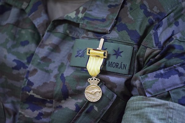 Robles condecora a militares del Ejército de Tierra por su labor en la dana: 
