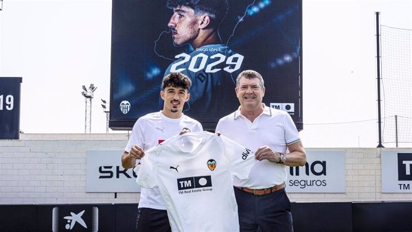 El extremo español Diego López renueva con el Valencia CF hasta 2029