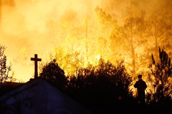 Sucesos-15 incendios están en situación 2 y preocupan los de León, Zamora y Lugo con situación climática menos favorable
