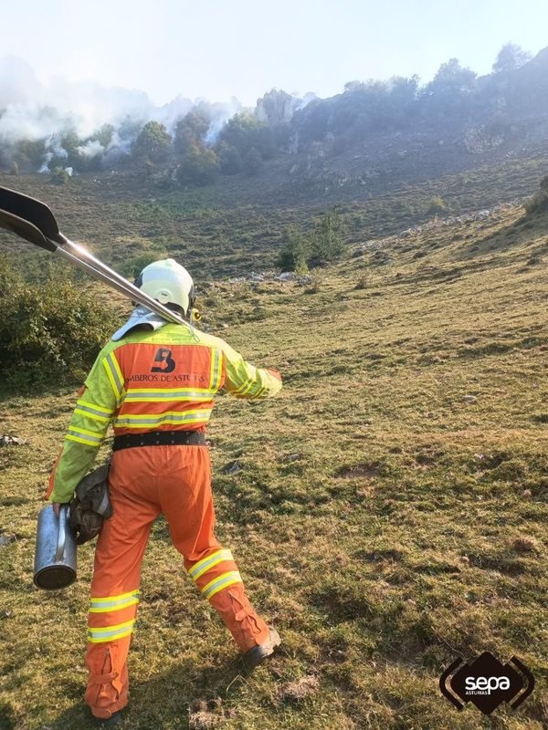 Dos pueblos desalojados en Ibias (Asturias) por un nuevo incendio
