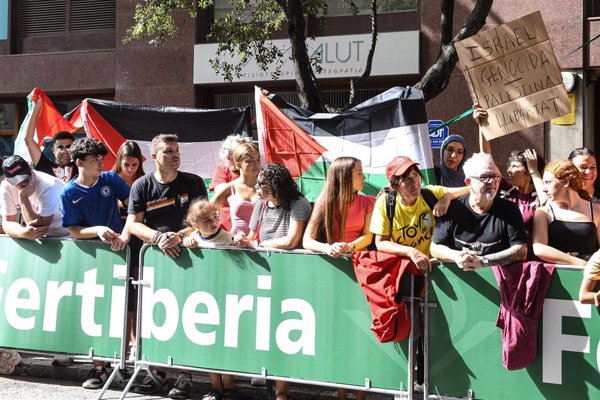Un detenido tras intentar cortar el paso al equipo de Israel en La Vuelta en Figueres (Girona)
