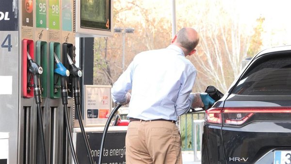 El Gobierno ultima una rebaja del IVA de los carburantes al 10% y otras ...
